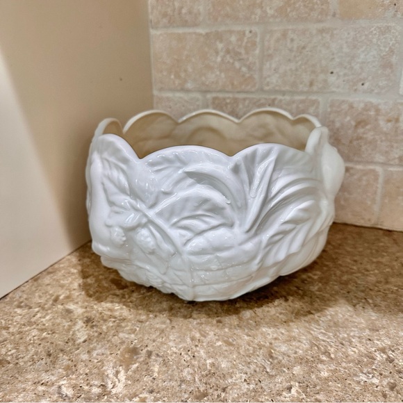 Vintage Bone White Embossed Fruit Bowl Scalloped Edges Dining Storage Planter - Picture 7 of 8